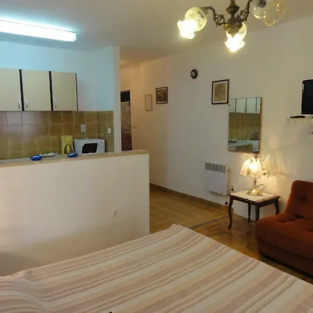 Cozy Buterer In Apartment