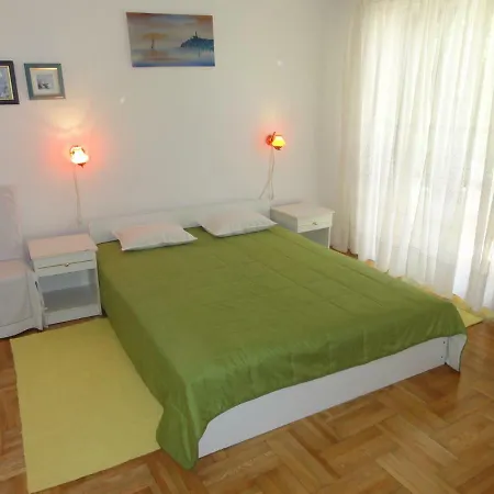 Cozy Buterer In Apartment